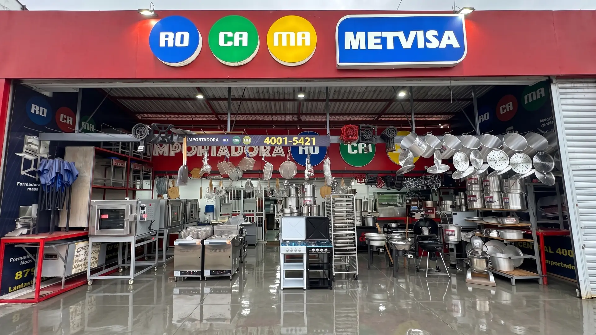Sala de exhibición de Importadora Rocama con cocinas, hornos y equipo gastronómico industrial